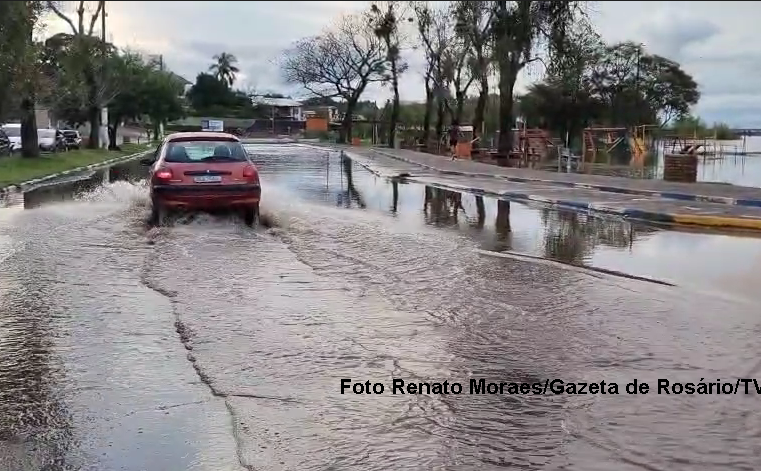 Avenida Beira-Rio já é invadida pelas águas do Santa Maria nesta terça, 29