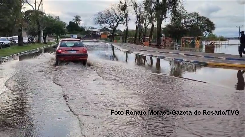 Avenida Beira-Rio já é invadida pelas águas do Santa Maria nesta terça, 29