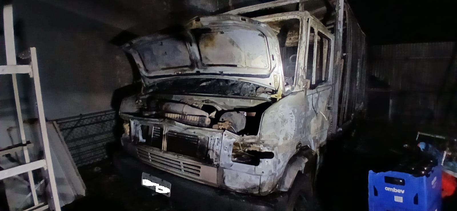 Caminhão incendeia ao lado de supermercado no centro de Rosário do Sul
