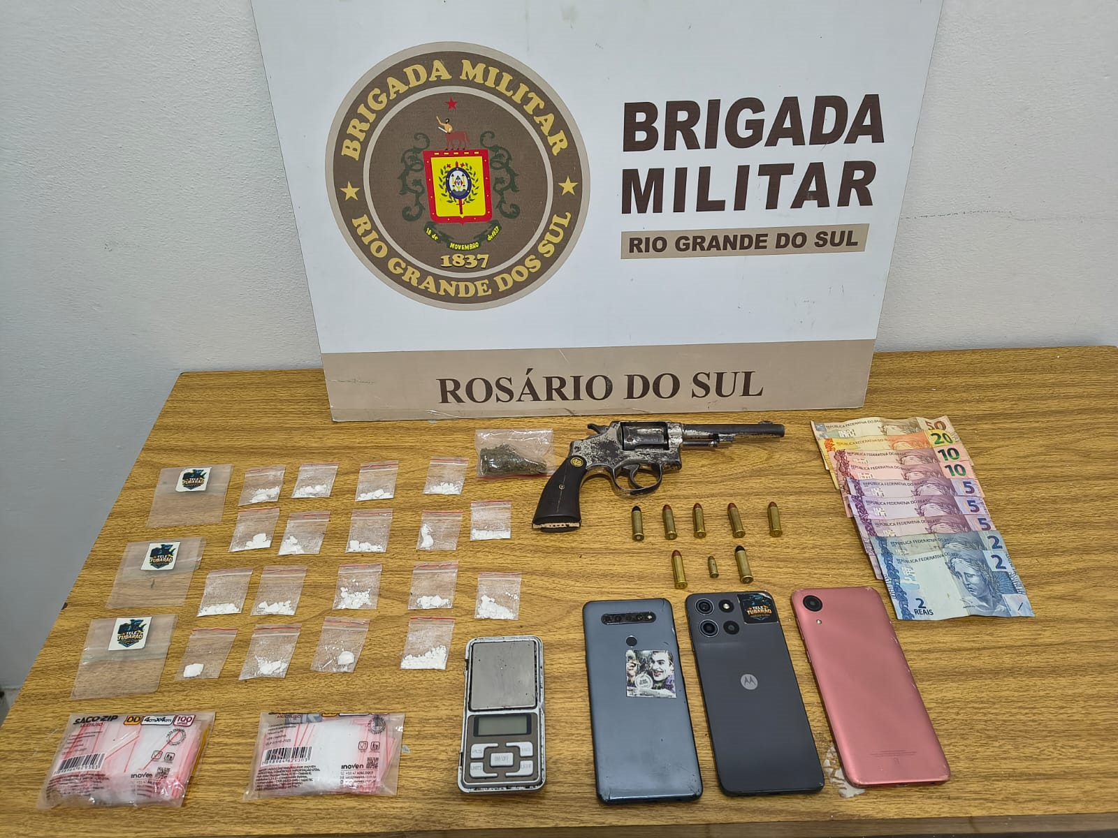 Brigada apreende drogas, armas e motos em ocorrência de tráfico na noite de sexta no Jardim Paraíso em Rosário do Sul