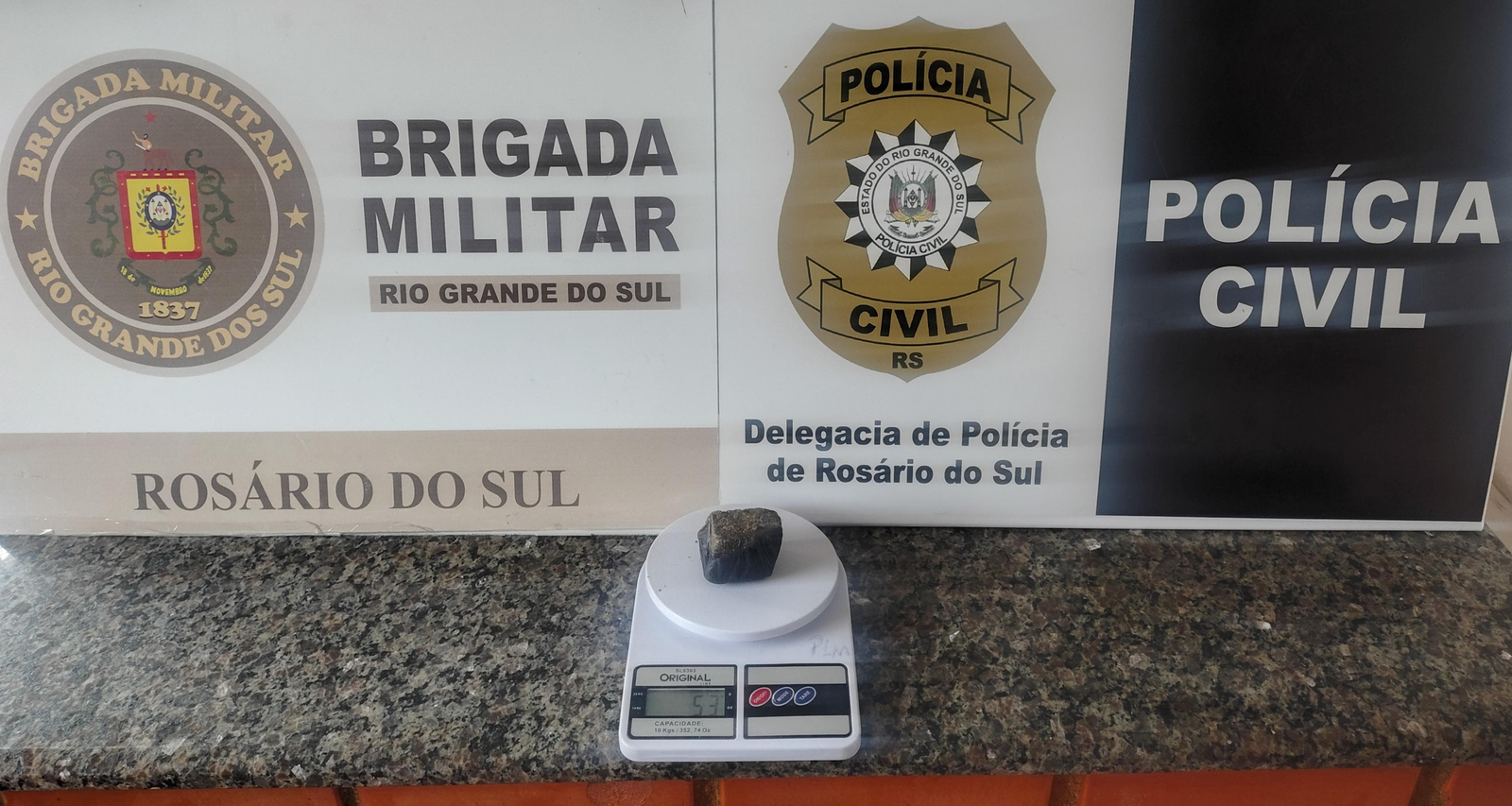 Operação conjunta da PC e BM prendem mulher por tráfico quando ingressava com drogas no presídio de Rosário do Sul